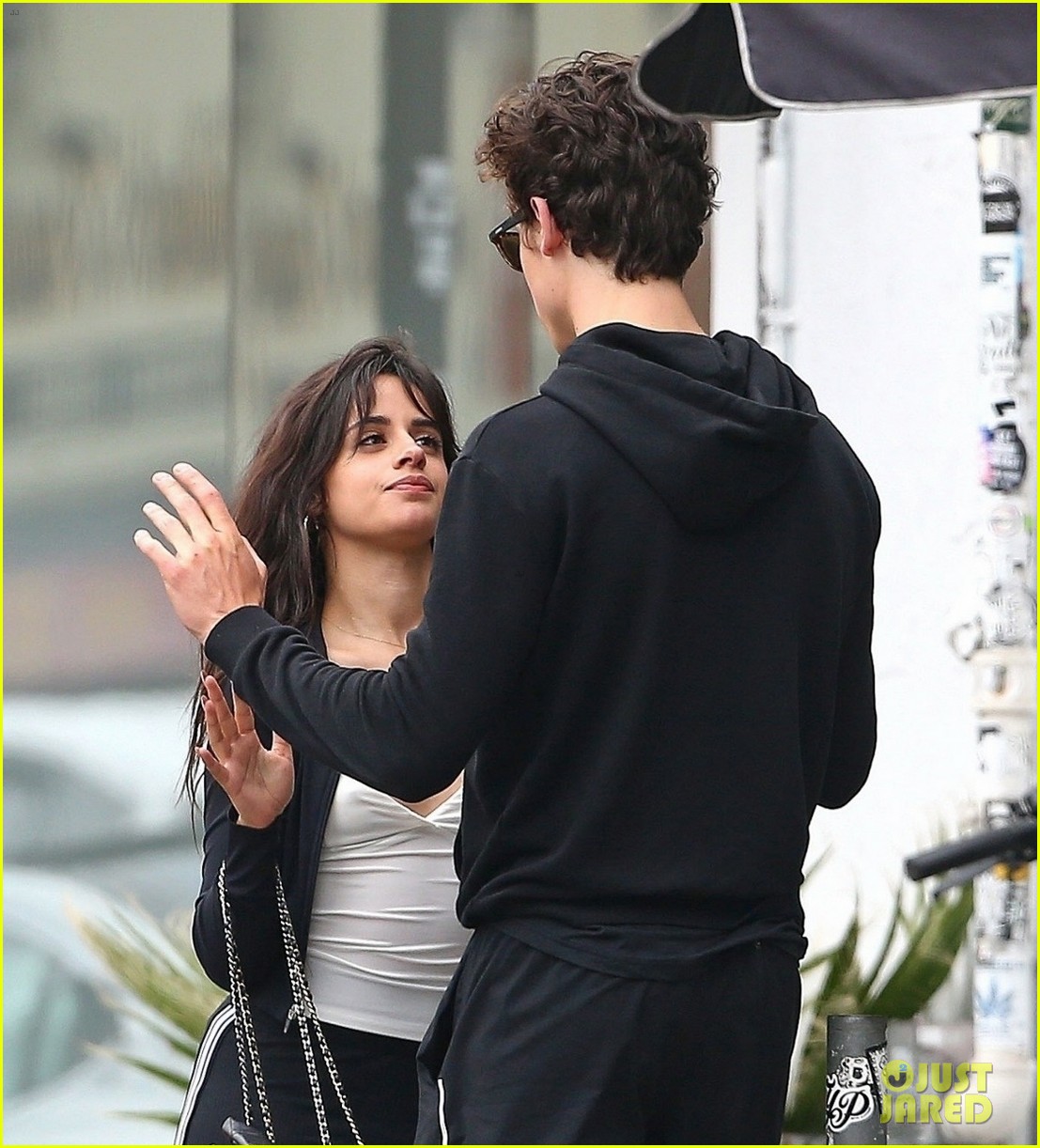 shawn mendes camila cabello hold hands sunday brunch 02