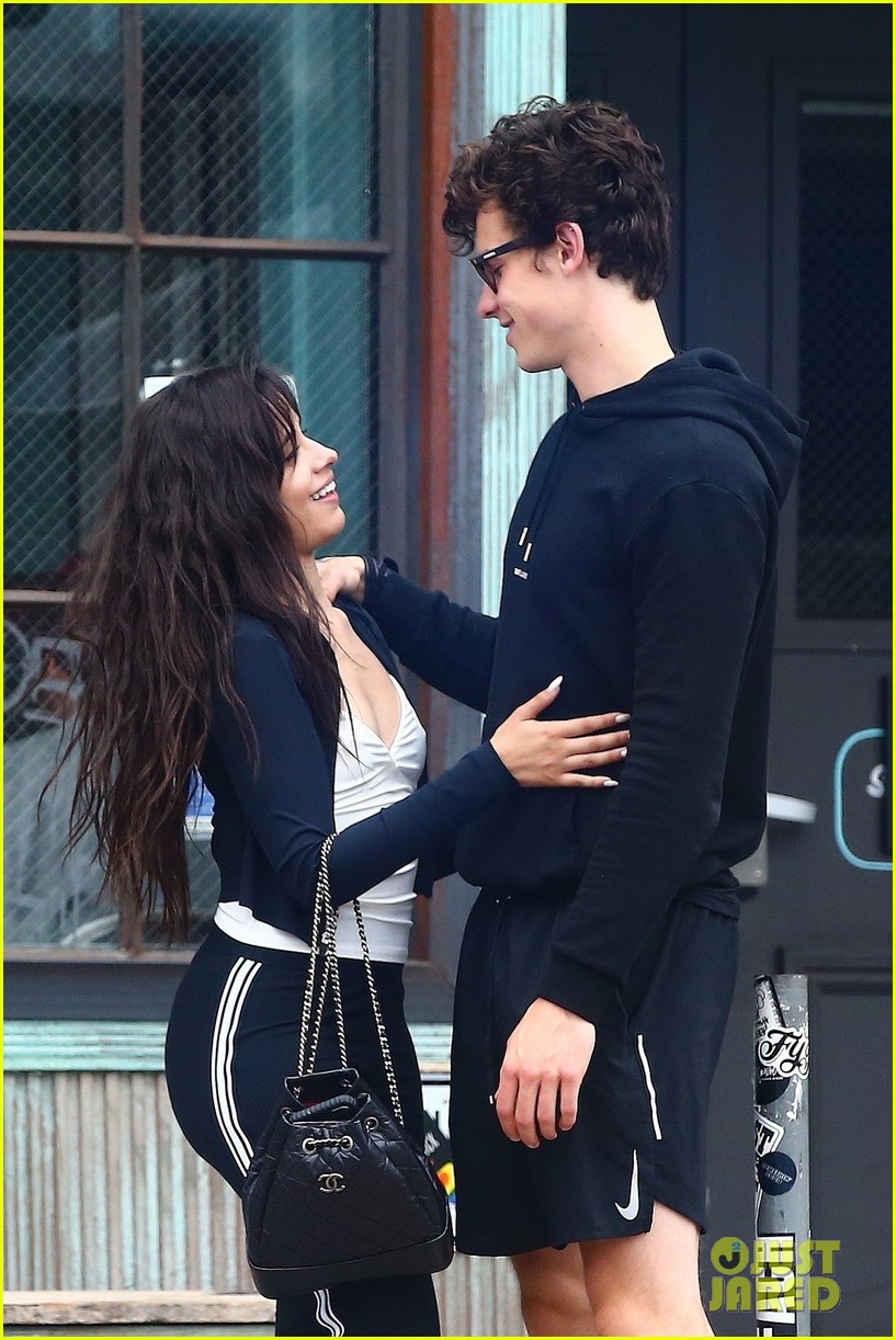 shawn mendes camila cabello hold hands sunday brunch 08