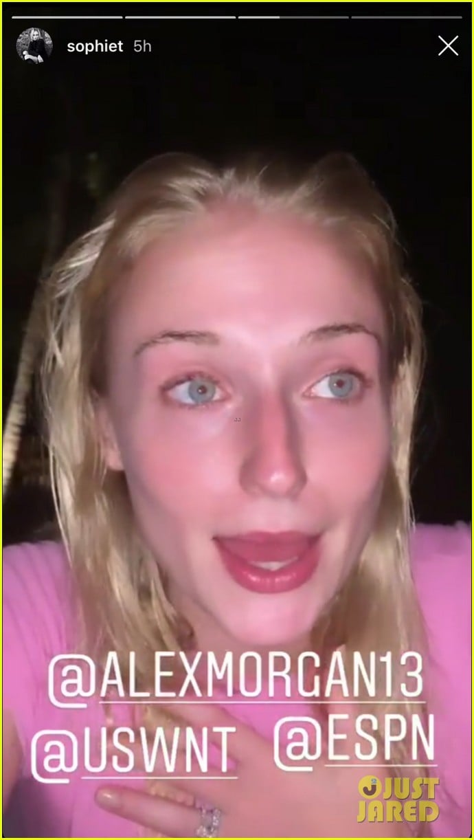 Sophie Turner Shares First Glimpse of Stunning Wedding Ring Photo(02)