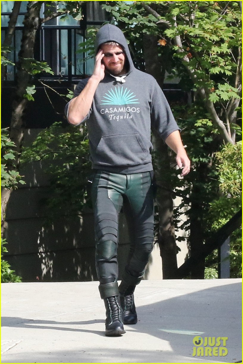 stephen amell suits up on arrow set to film final season 01