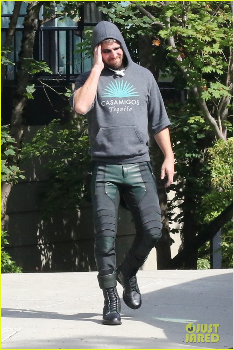 stephen amell suits up on arrow set to film final season 04
