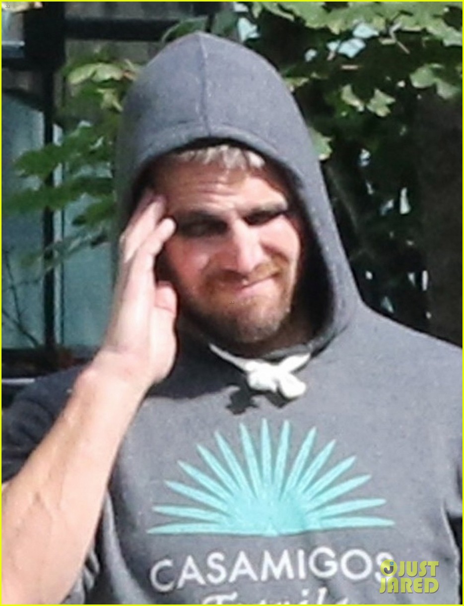 stephen amell suits up on arrow set to film final season 05