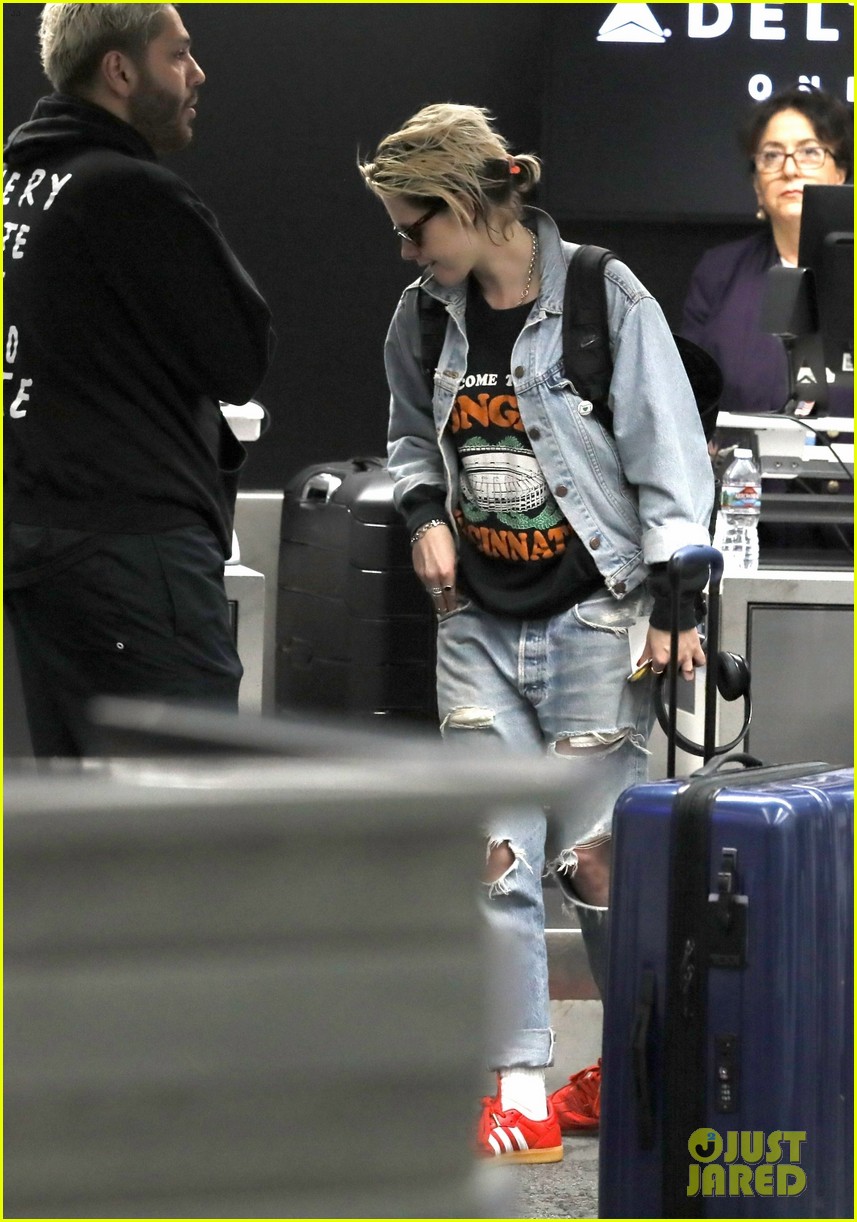 kristen stewart dons double denim for flight out of lax 02