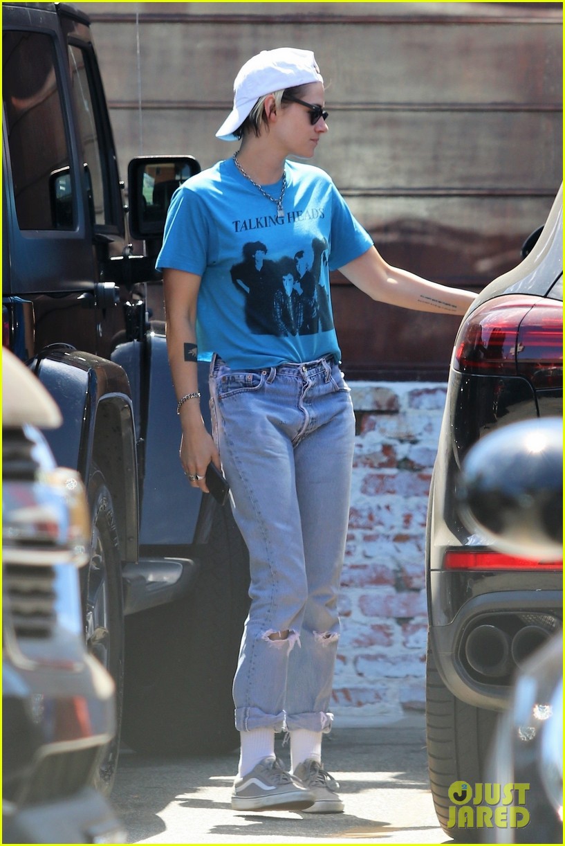 kristen stewart has lunch in la after romantic italy trip with stella maxwell 02
