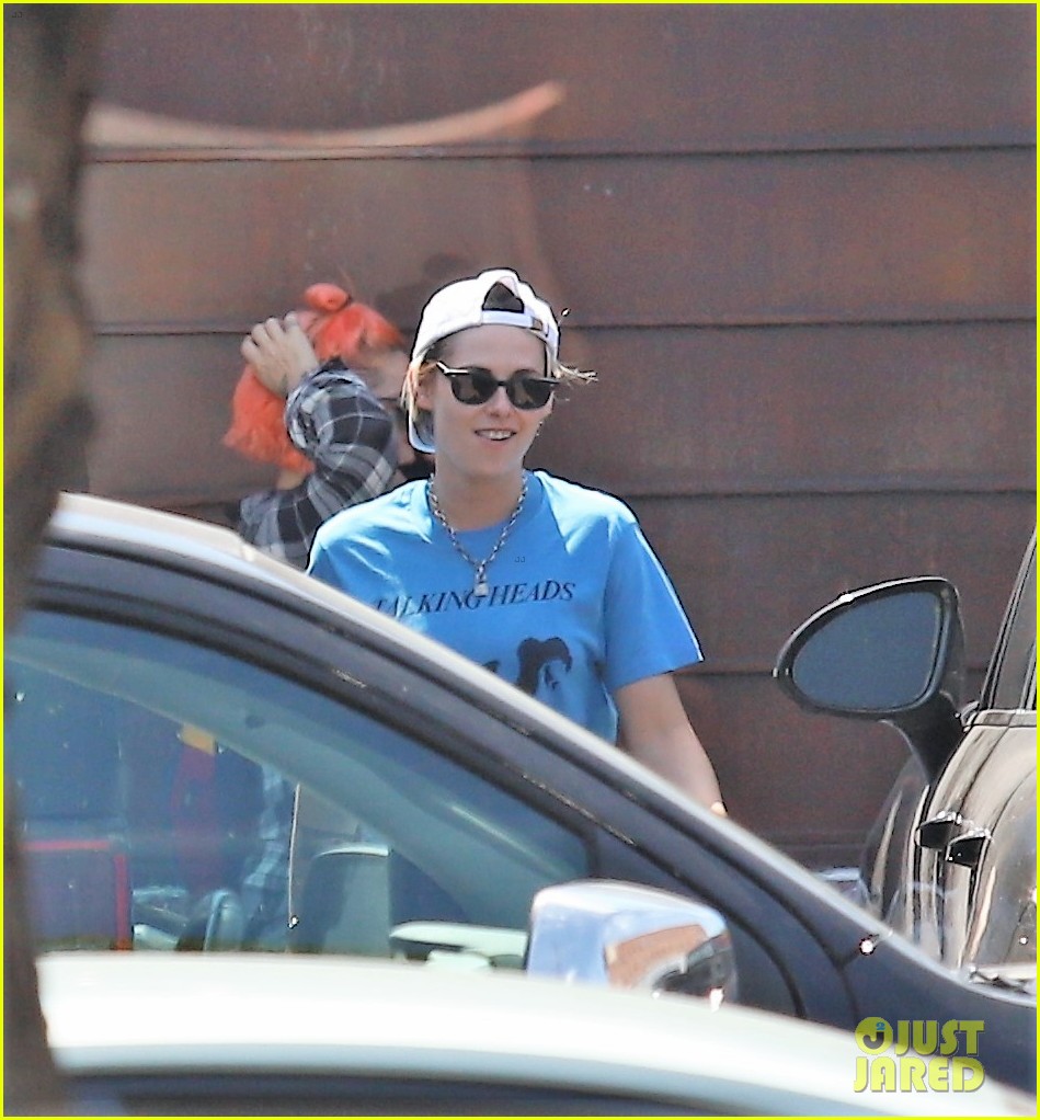 kristen stewart has lunch in la after romantic italy trip with stella maxwell 03