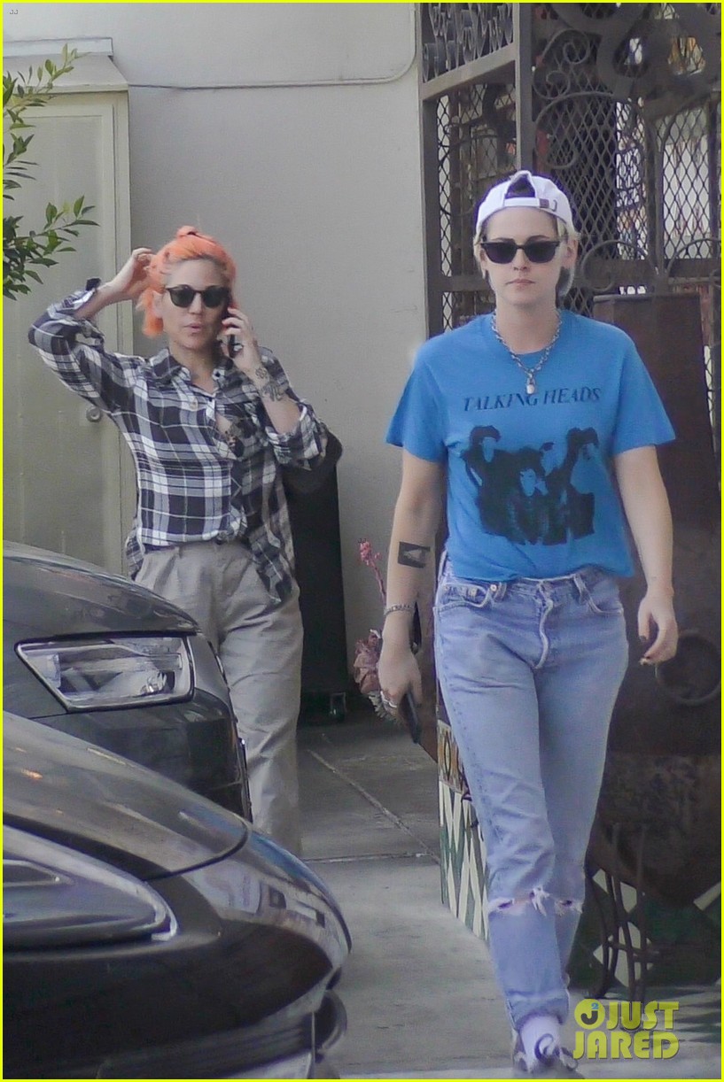 kristen stewart has lunch in la after romantic italy trip with stella maxwell 04