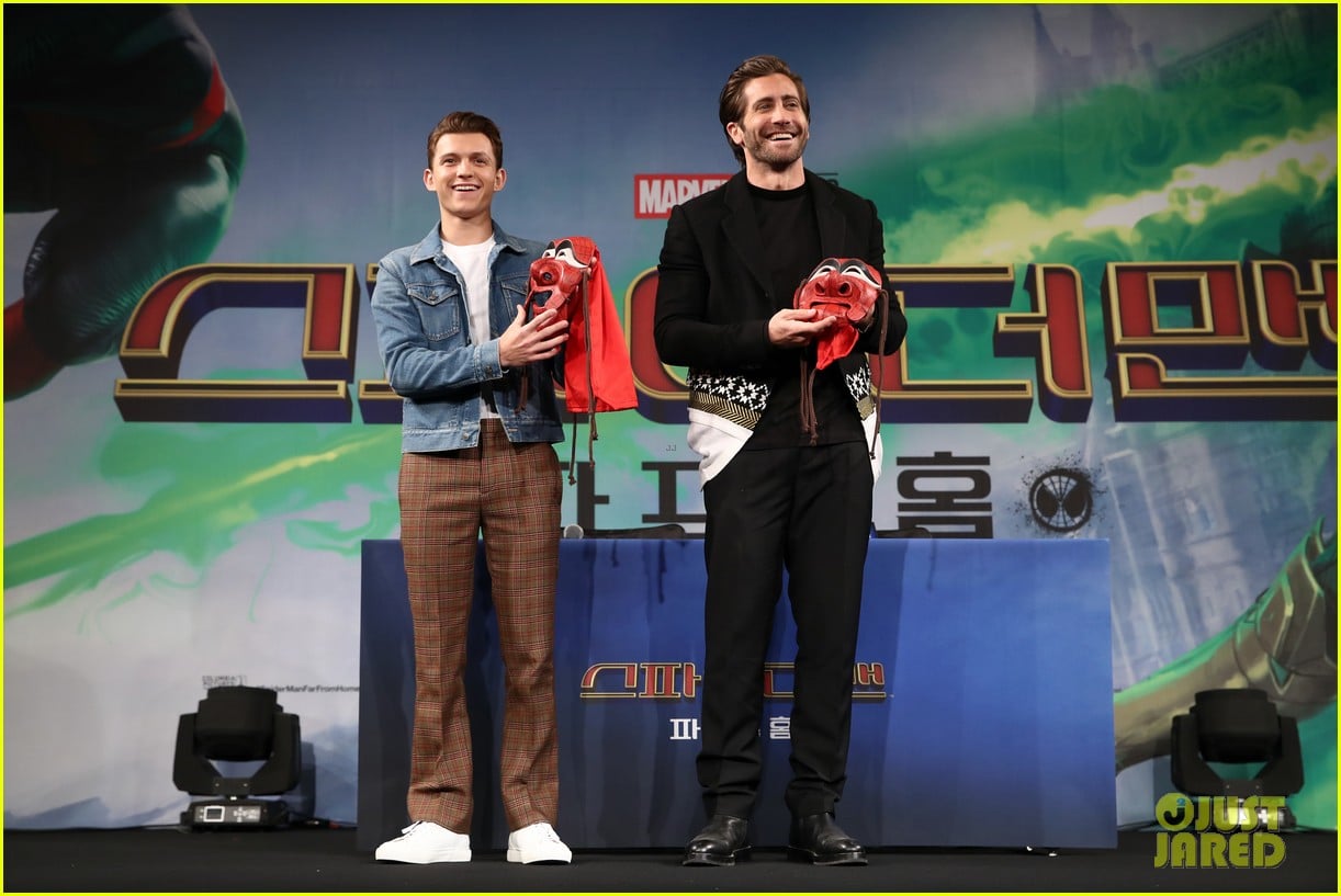 zendaya matches tom holland in nearly identical outfits 14