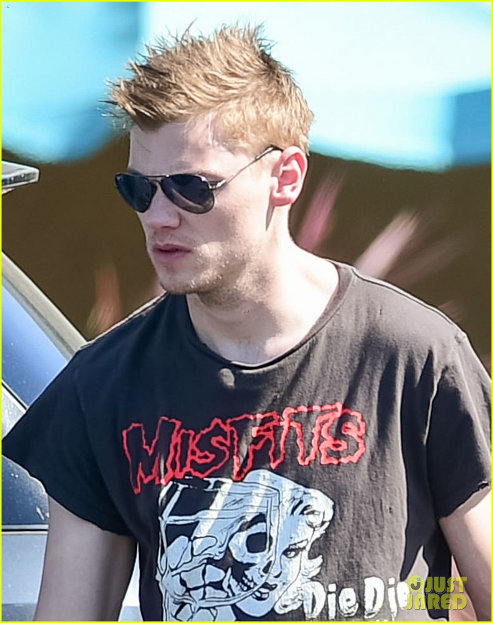 levi meaden ariel winter couple up for grocery store run 04