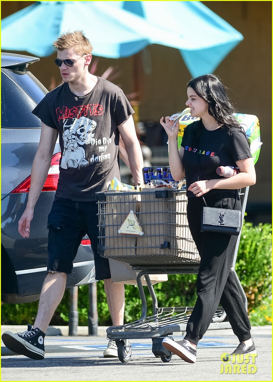 levi meaden ariel winter couple up for grocery store run 05