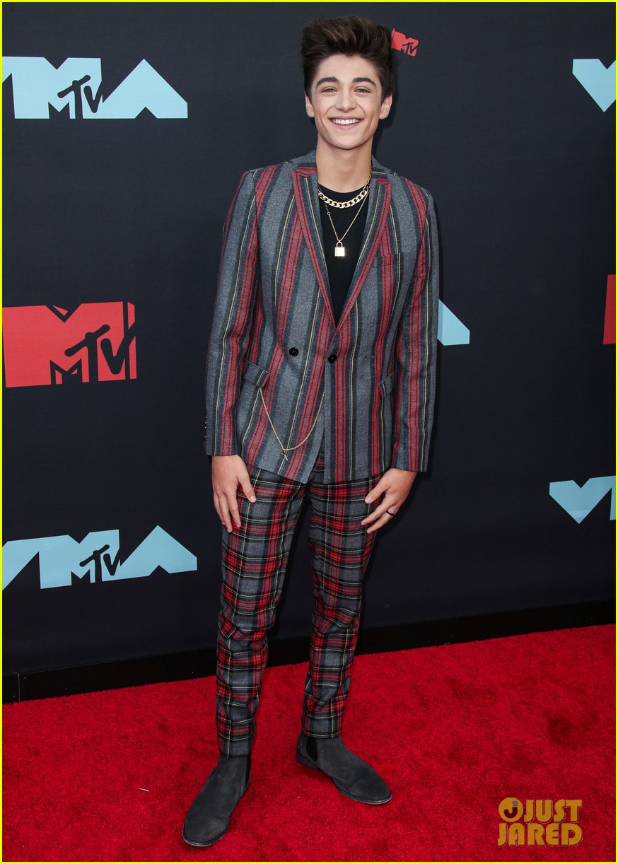 asher angel wears his hair to the sky at vmas 2019 01