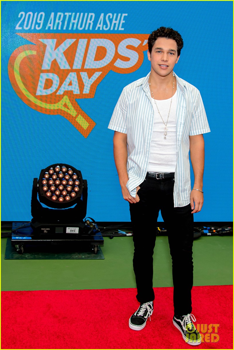 meg donnelly austin mahone hit the stage for arthur ashe kids day 01