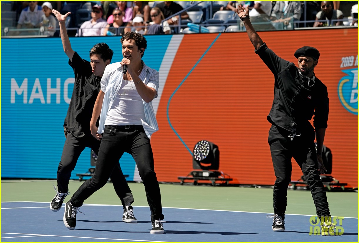 meg donnelly austin mahone hit the stage for arthur ashe kids day 06