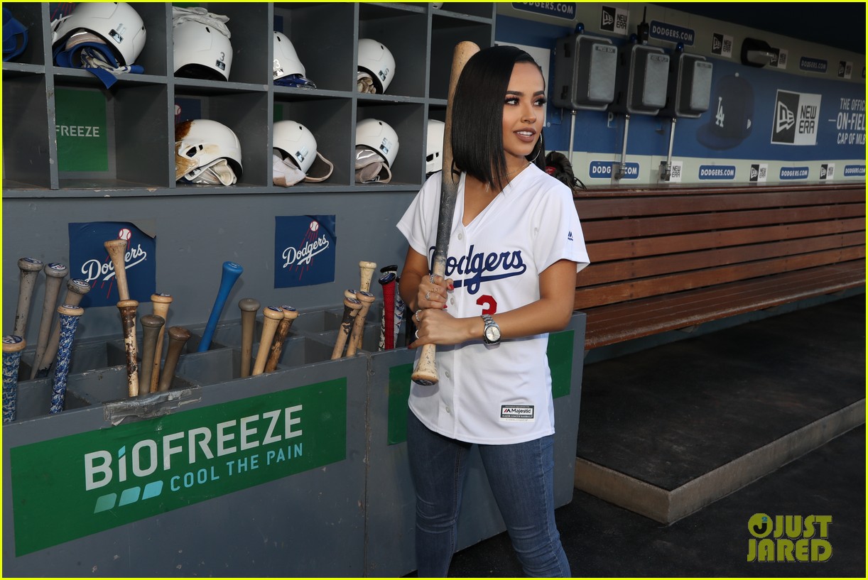 becky g sings national anthem at dodgers game 17
