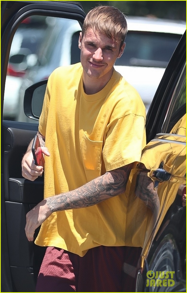 justin bieber promotes drew house in beverly hills 04