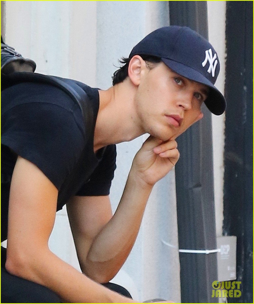 austin butler relaxes while prepping for elvis movie 01