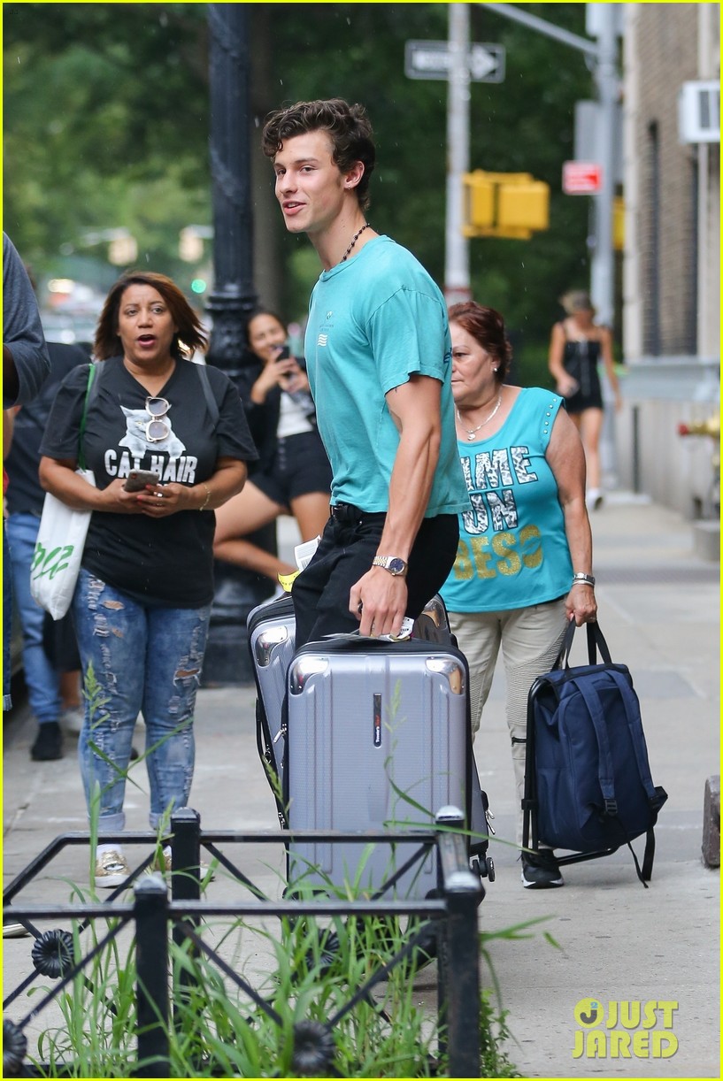 camila cabello luggage help shawn mendes nyc 05
