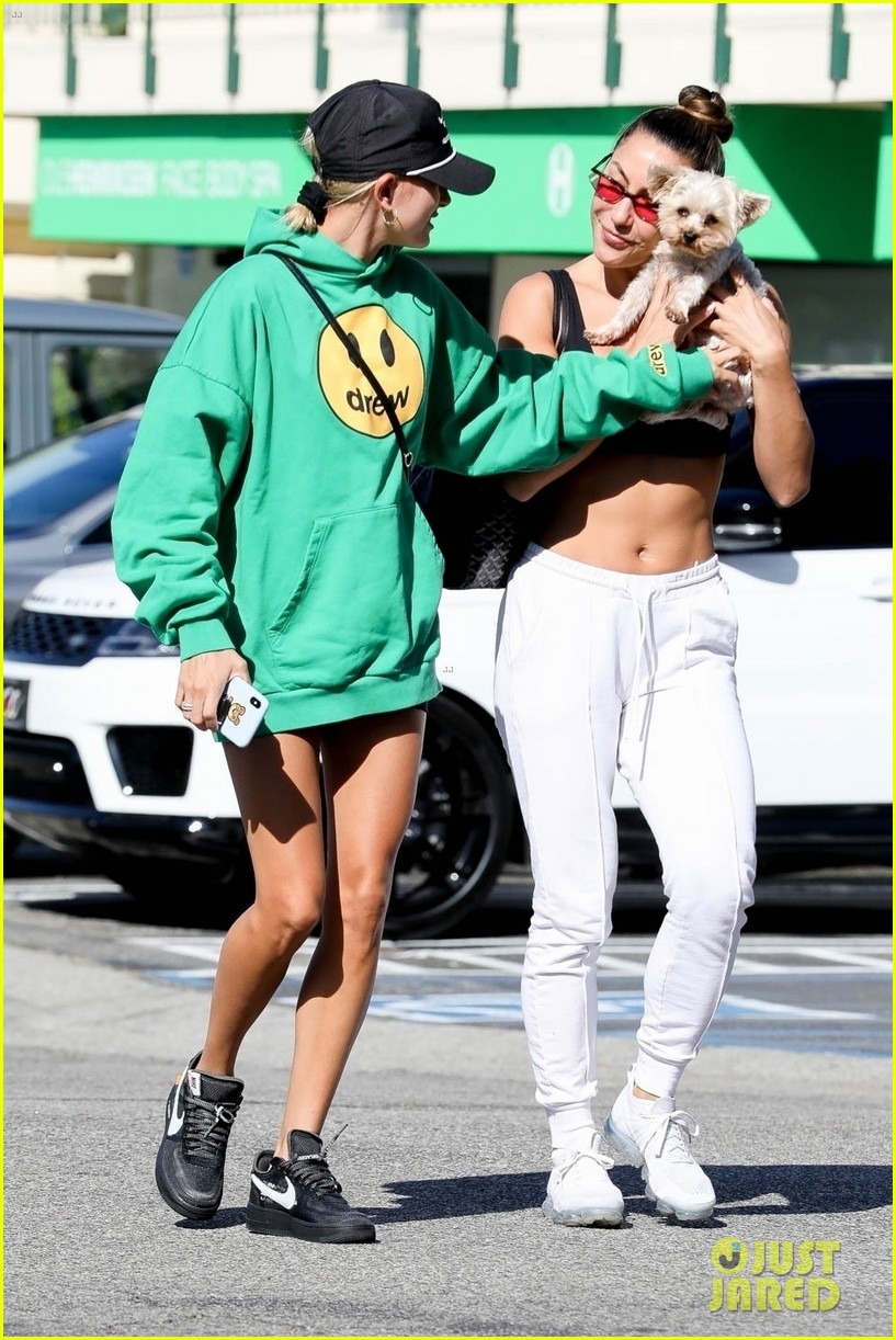 hailey bieber shows off her fit physique at the gym 03