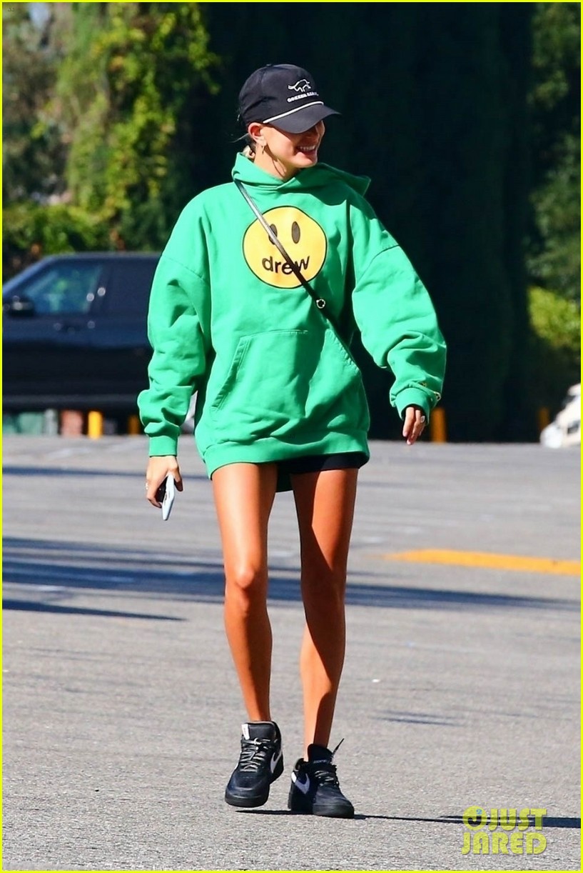 hailey bieber shows off her fit physique at the gym 05