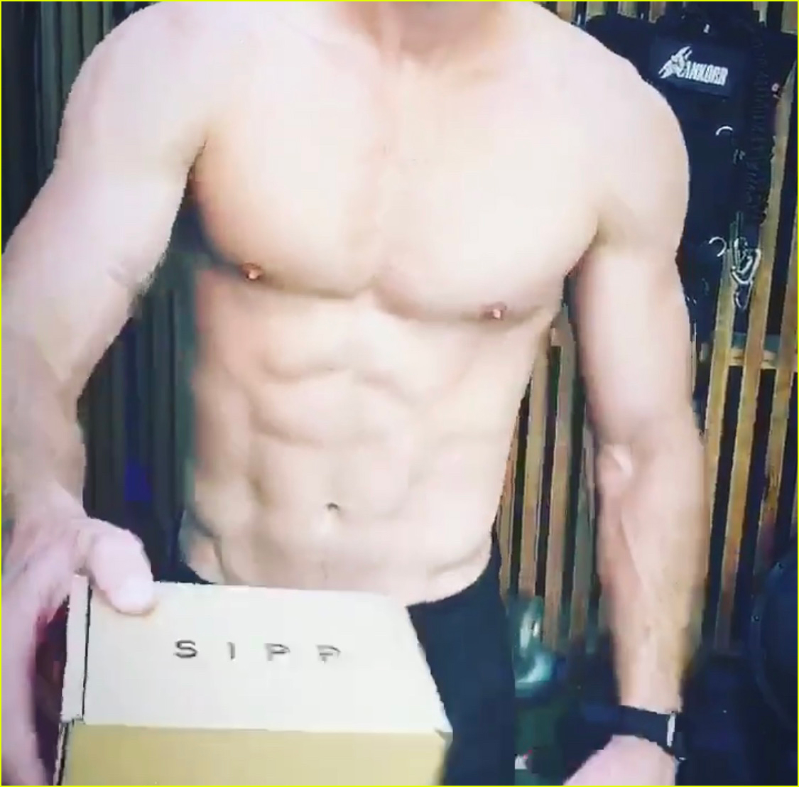 Chris Hemsworth  Chris hemsworth shirtless, Chris hemsworth body, Chris  hemsworth abs