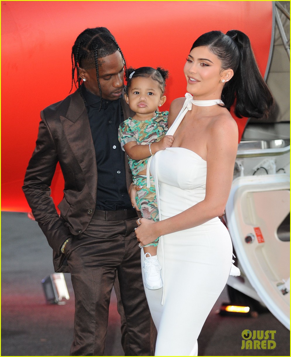 kylie jenner daughter stormi travis scott look mom i can fly premiere 04