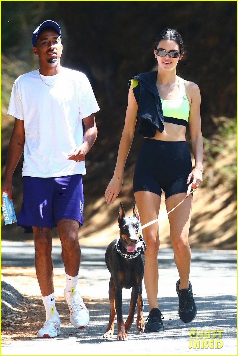 kendall jenner bares toned midriff on a hike with friends 01