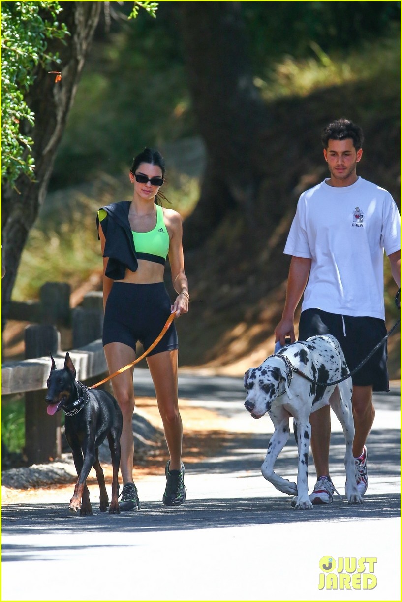 kendall jenner bares toned midriff on a hike with friends 03