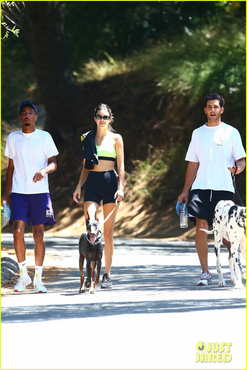 kendall jenner bares toned midriff on a hike with friends 07