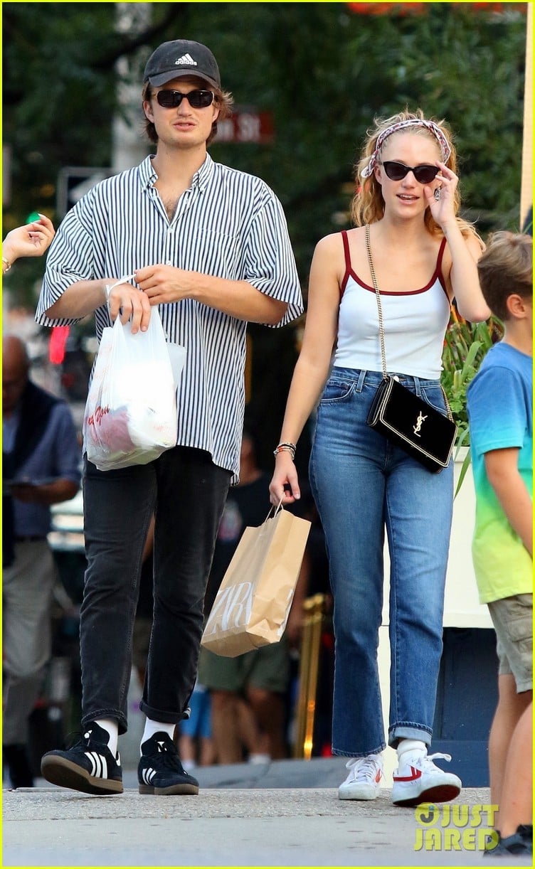 Maika Monroe Joe Keery Shop The Weekend Away Photo 1254118