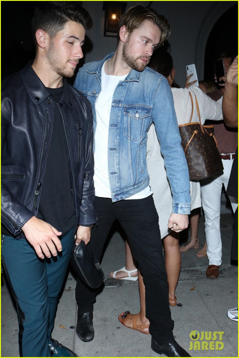 sophie turner joins the jonas brothers at craigs 32