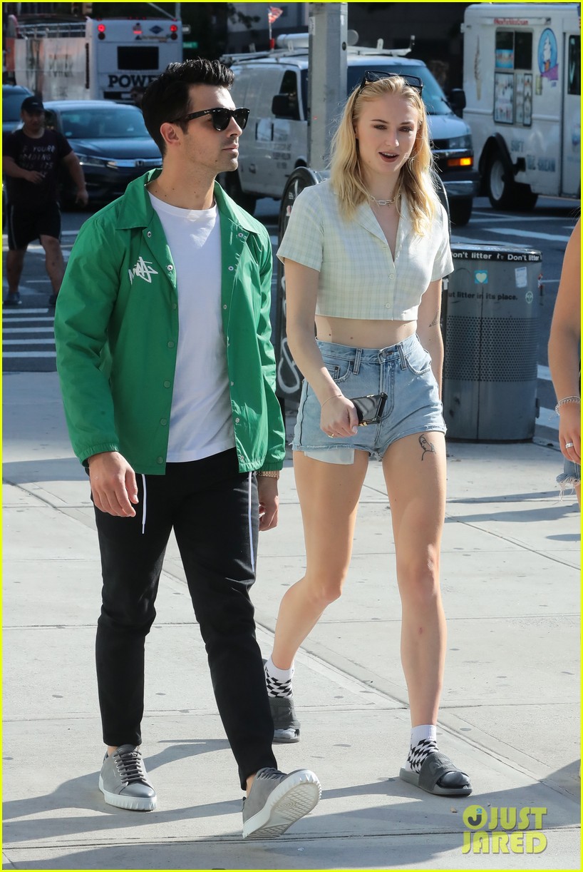jonas brothers day off sophie turner joins for lunch 01