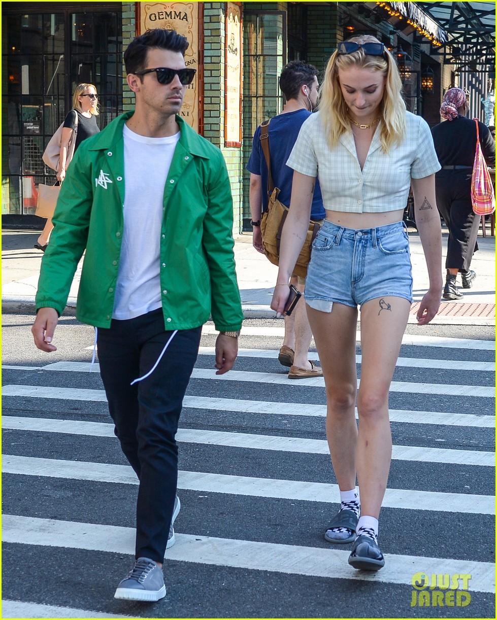 jonas brothers day off sophie turner joins for lunch 05