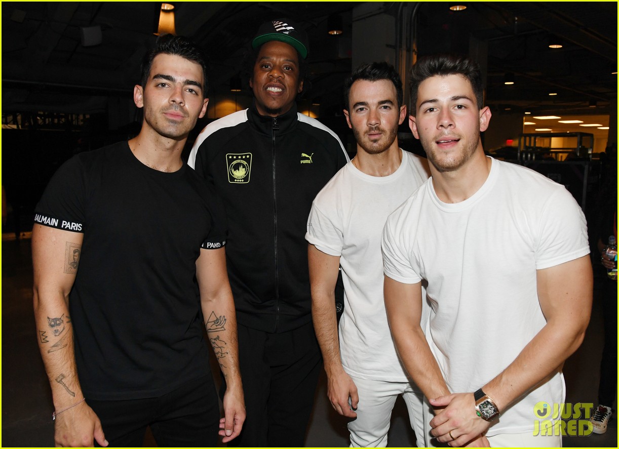 jonas brothers jay z hang out backstage during happiness begins tour msg 02