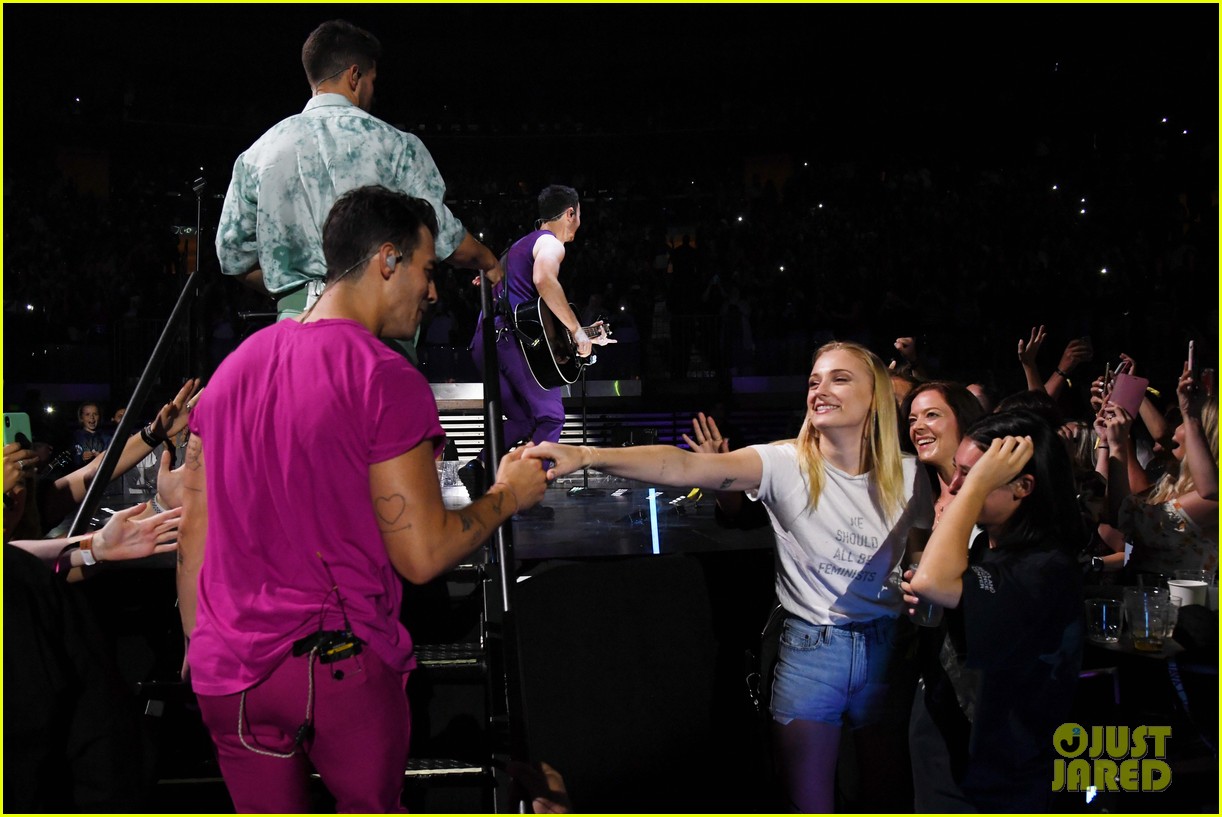 jonas brothers jay z hang out backstage during happiness begins tour msg 14