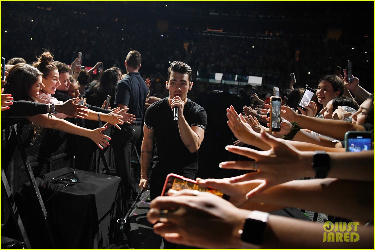 jonas brothers jay z hang out backstage during happiness begins tour msg 23