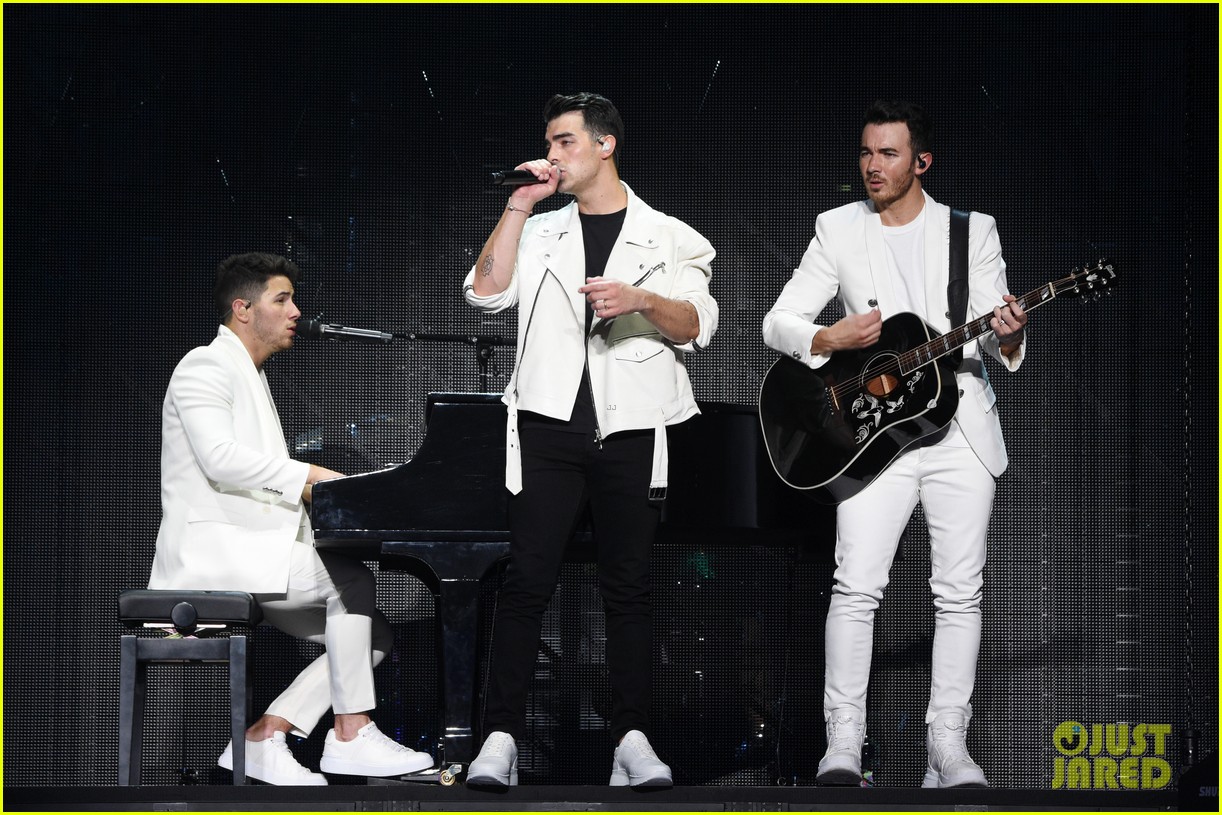 jonas brothers jay z hang out backstage during happiness begins tour msg 28