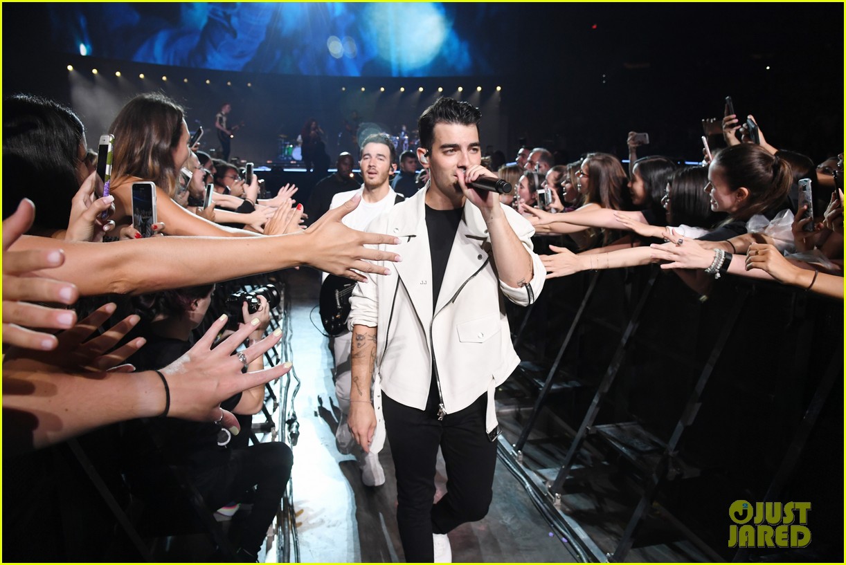 jonas brothers jay z hang out backstage during happiness begins tour msg 32