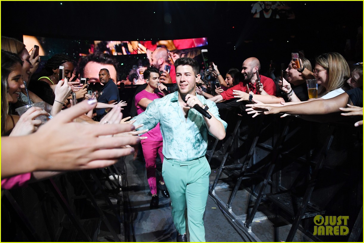 jonas brothers jay z hang out backstage during happiness begins tour msg 33