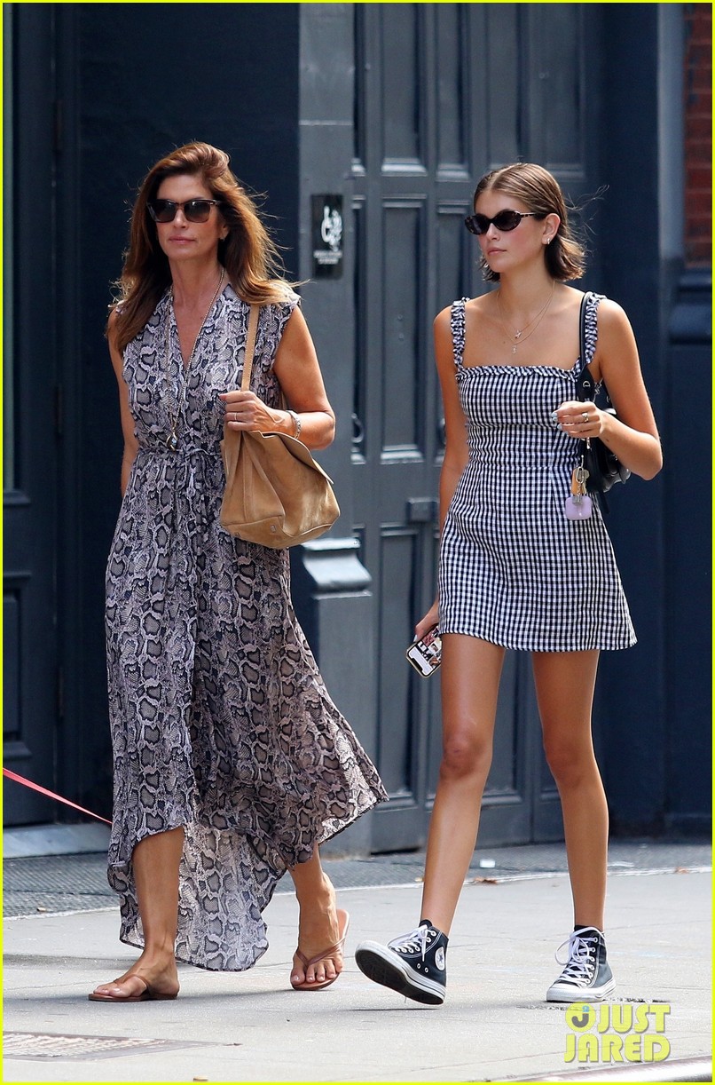 cindy crawford rande gerber kaia gerber out and about 01