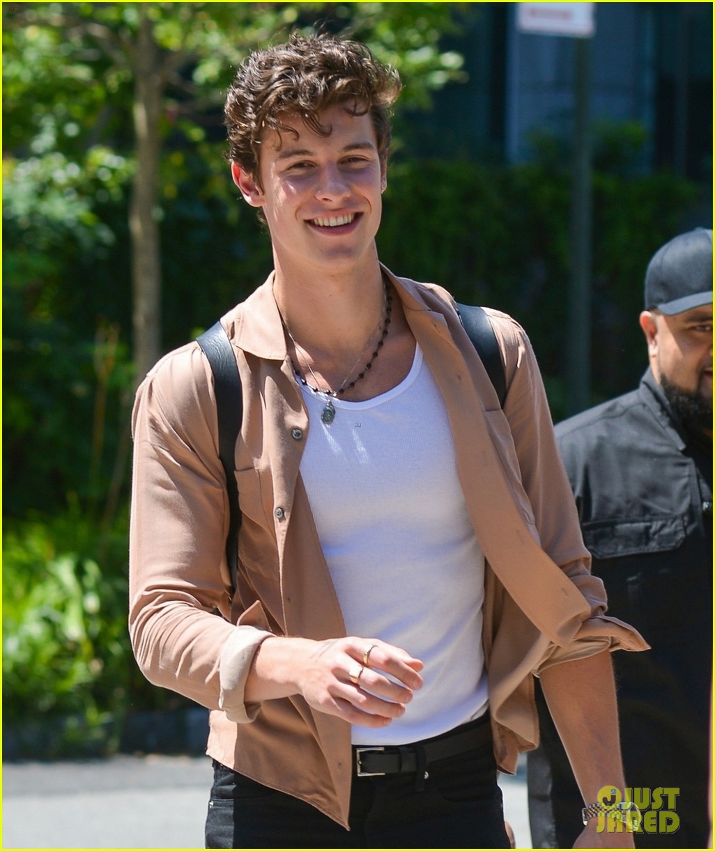 shawn mendes heads to next concert after a morning jog 06