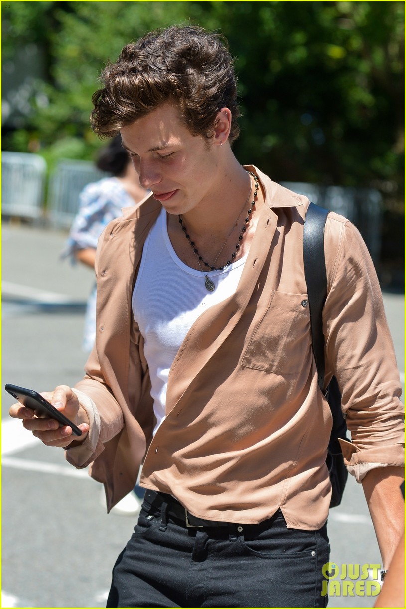 shawn mendes heads to next concert after a morning jog 07