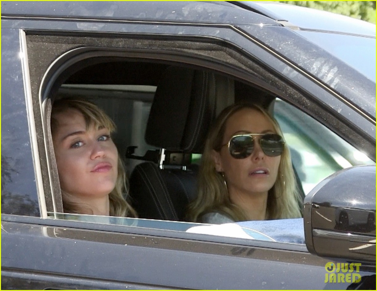 miley cyrus spends the day with kaitlynn carter her mom 09