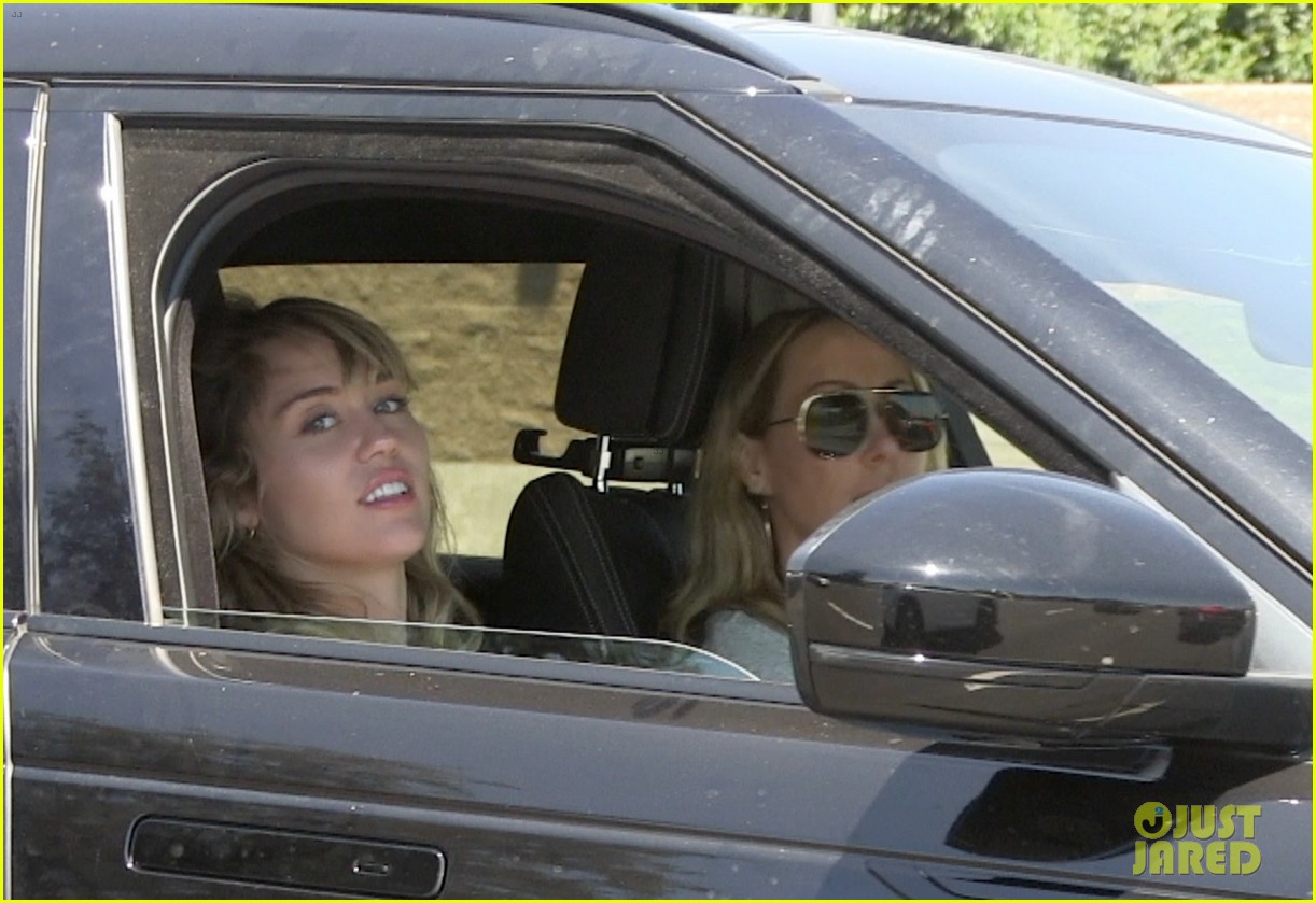 miley cyrus spends the day with kaitlynn carter her mom 13
