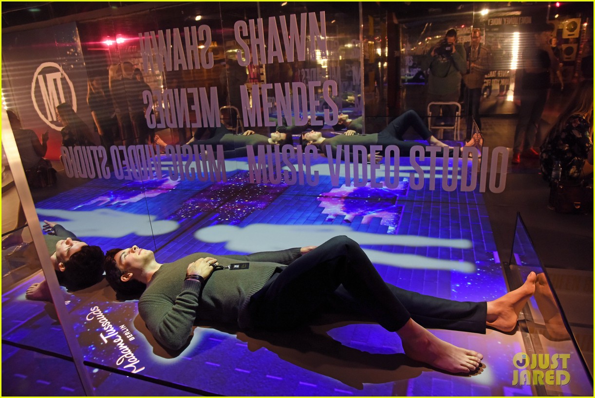 shawn mendes lying down wax figure berlin 02