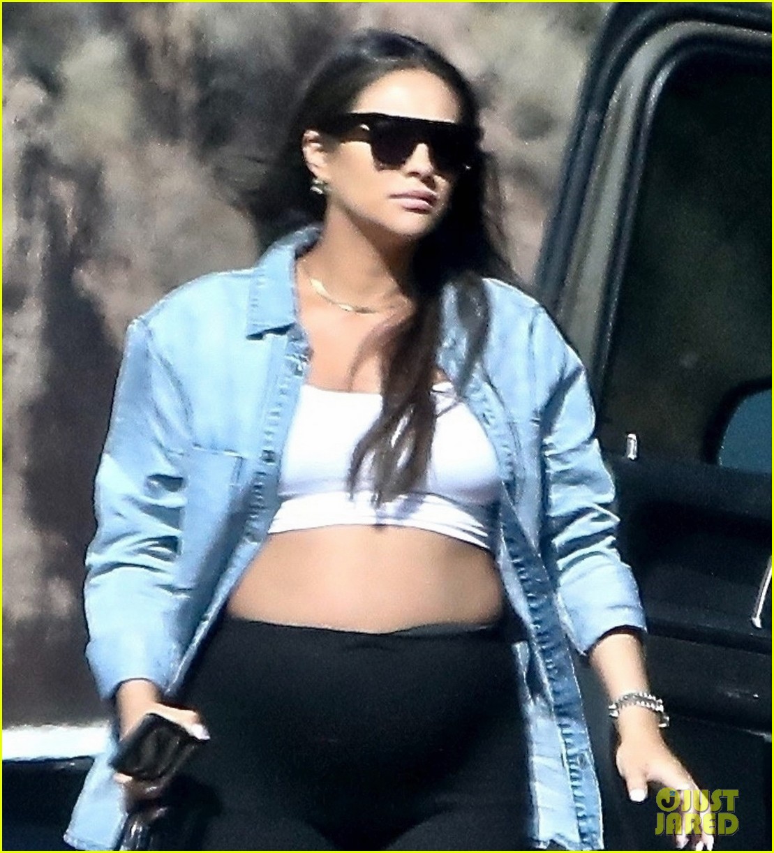 pregnant shay mitchell at bbq with matte babel 02