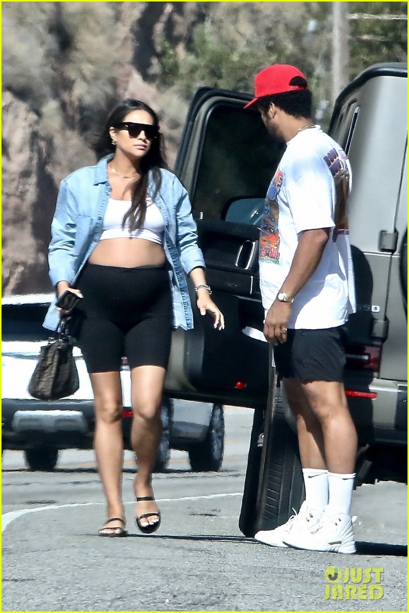 pregnant shay mitchell at bbq with matte babel 05