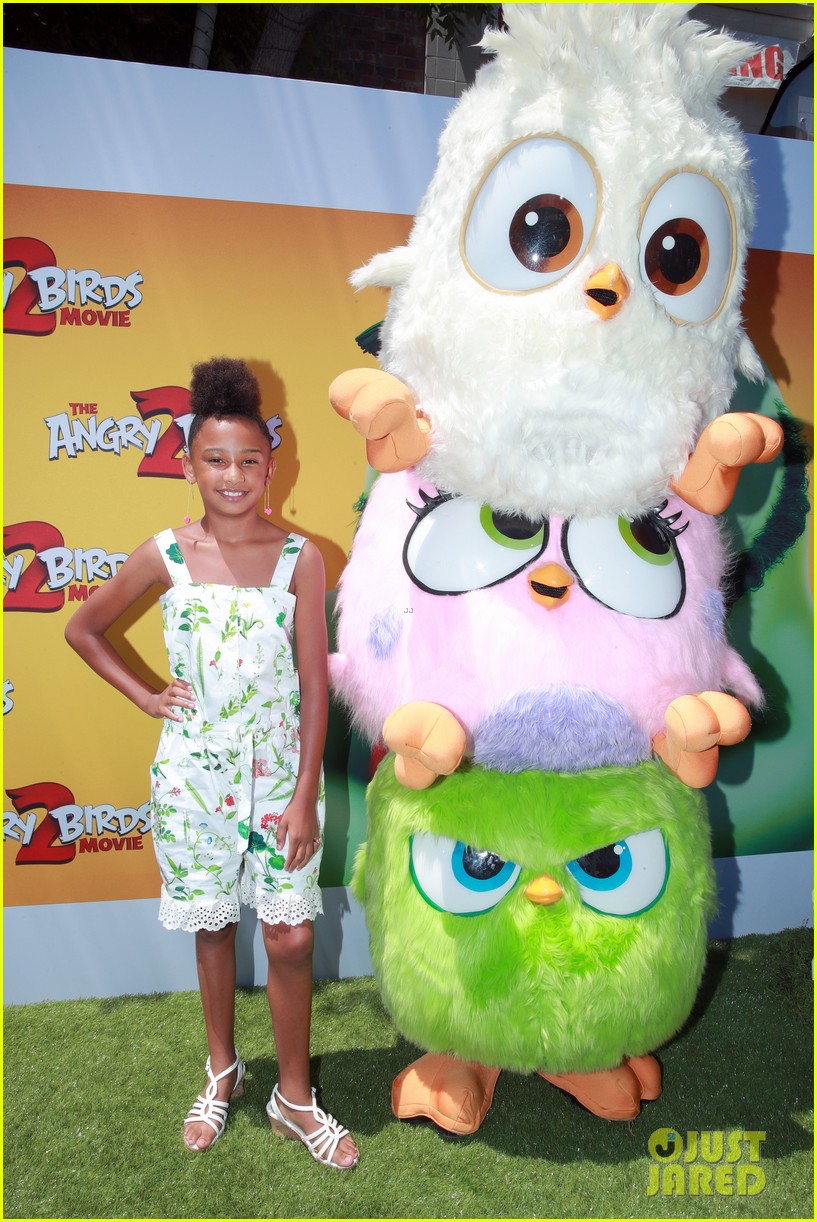 jojo siwa covered in feathers angry birds movie 2 premiere 02