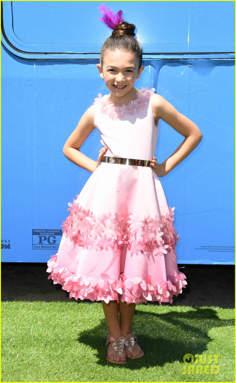 jojo siwa covered in feathers angry birds movie 2 premiere 04