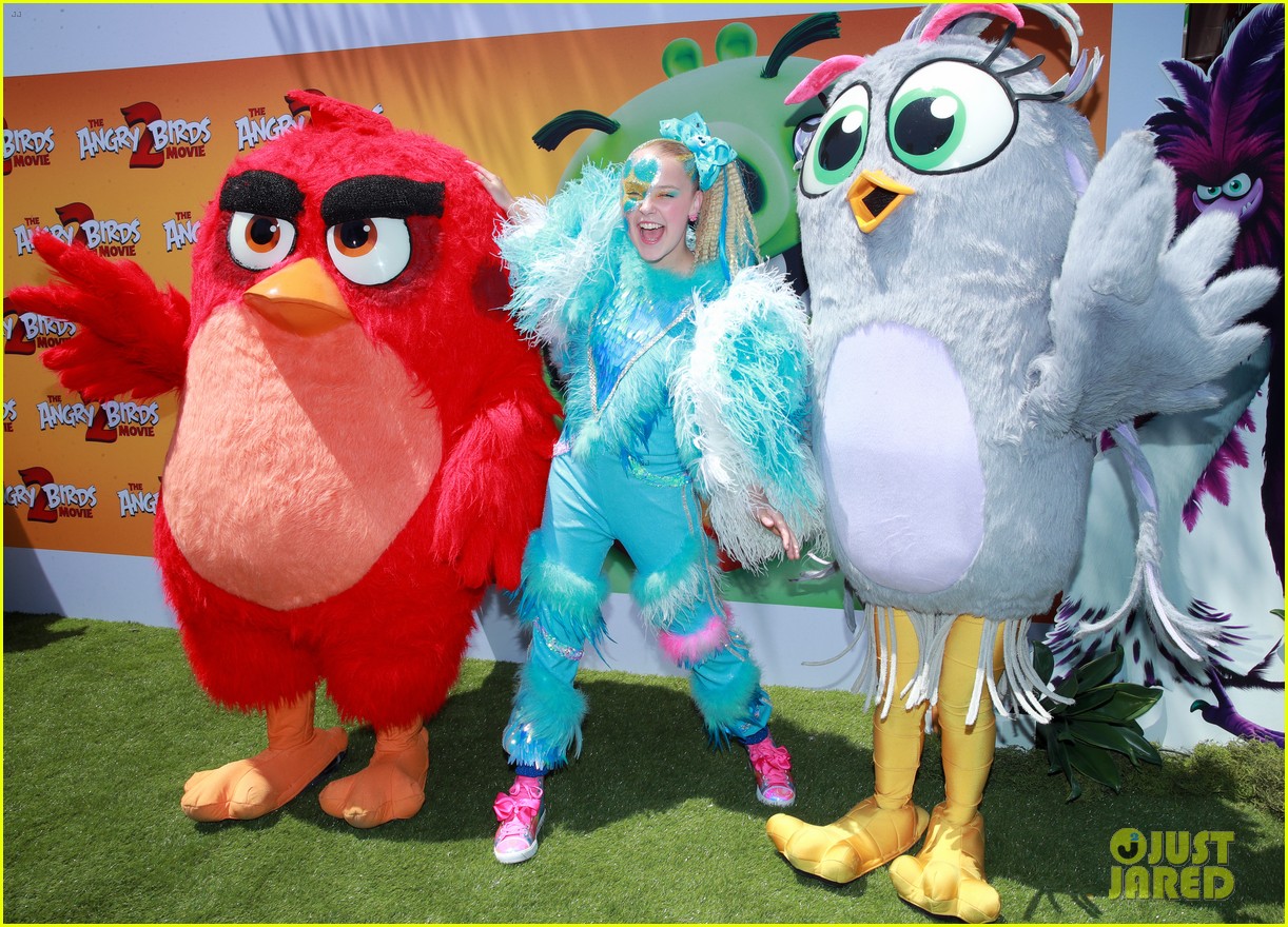 jojo siwa covered in feathers angry birds movie 2 premiere 07