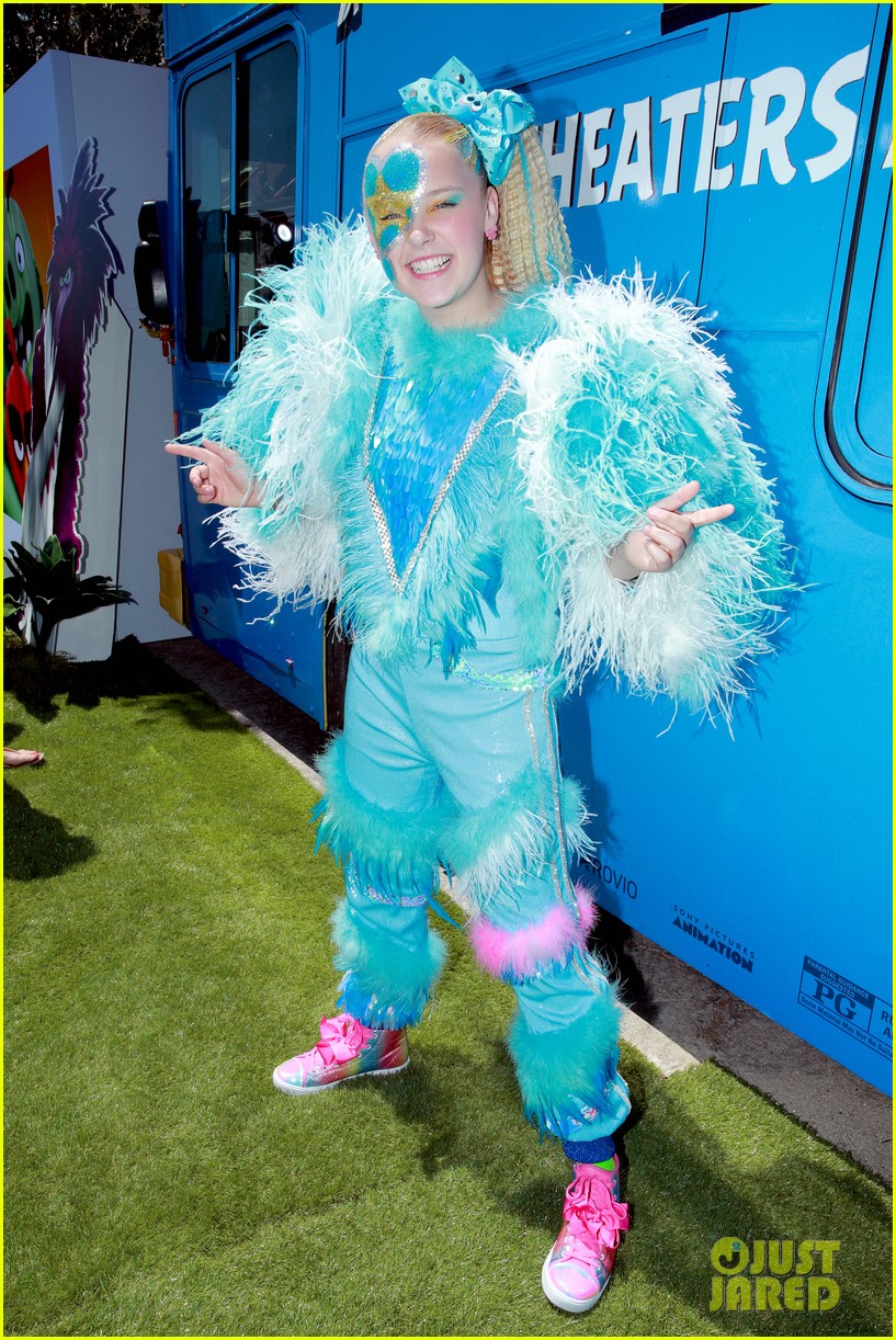 jojo siwa covered in feathers angry birds movie 2 premiere 08