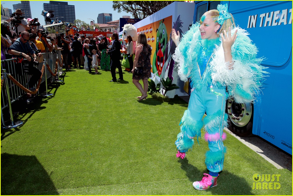 jojo siwa covered in feathers angry birds movie 2 premiere 11